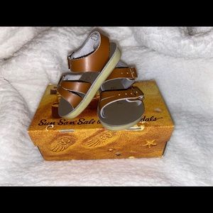 Tan infant sun San sea Wees size 2